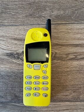 Vintage Nokia 5110 Banana Yellow